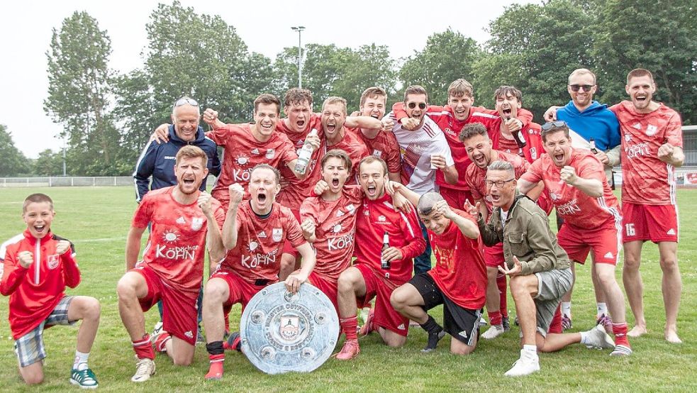 Sogar eine Meisterschale hatten die Norderneyer Kicker organisiert und feierten euphorisch ihren Titel. Foto: Dreßler