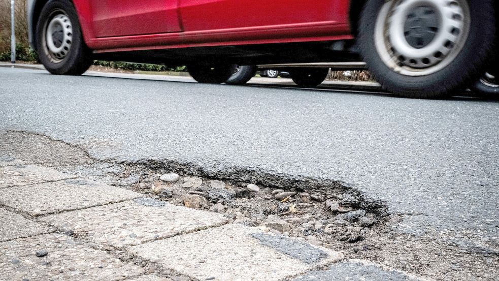 Viele Straßen in Ostfriesland sind in einem schlechten Zustand. Foto: Schuldt/DPA