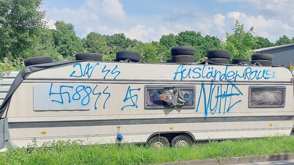 Hakenkreuze, rechtsextreme Codes und SS-Aufschriften: Unbekannte beschmierten diesen leerstehenden Wohnwagen in Schirum. Foto: privat