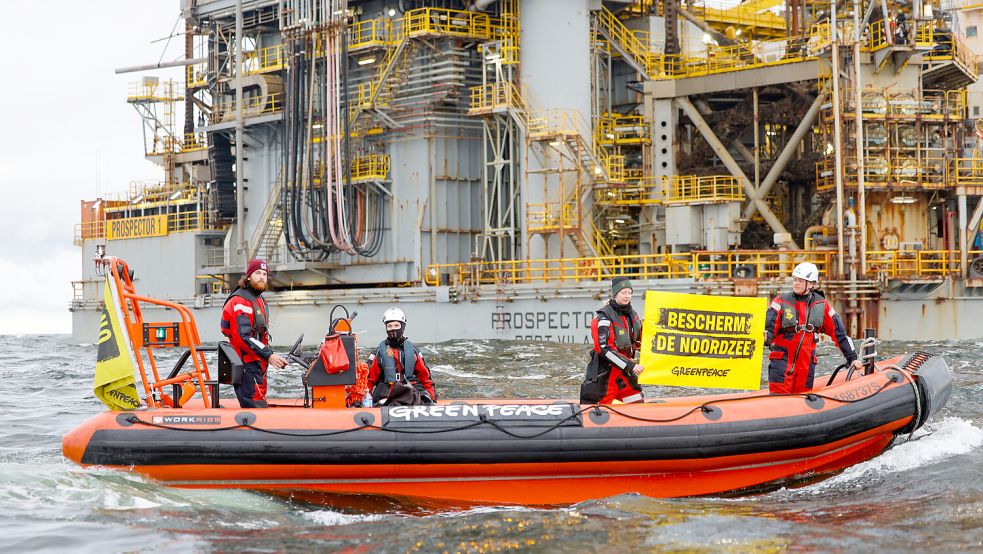 Greenpeace-Aktivisten haben an der Bohrplattform protestiert. Foto: Axel Heimken/Greenpeace