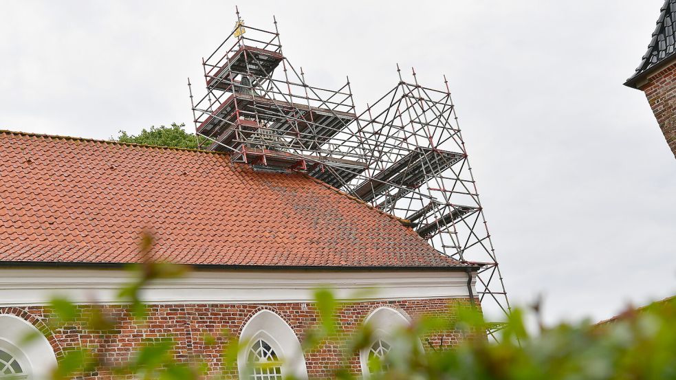 Der Dachreiter soll saniert werden, das Holz ist marode. Fotos: Wagenaar