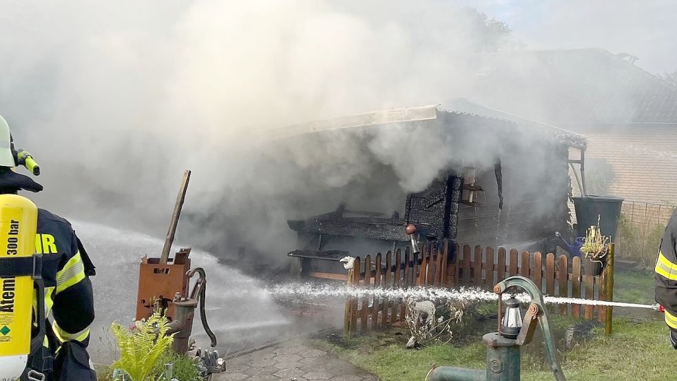 Bei dem Feuer entstand viel Rauch. Fotos: Florian Janssen, Feuerwehr Gemeinde Hinte