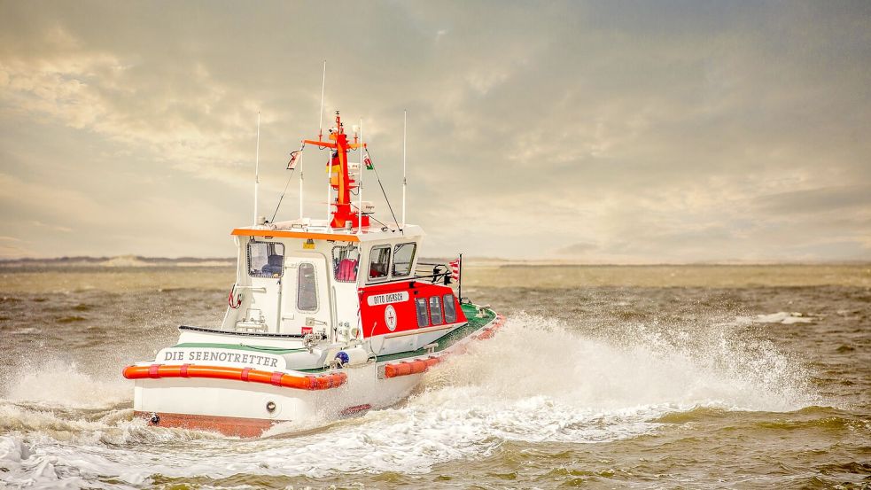 Mit dem Seenotrettungsboot „Otto Diersch“ gelang es den freiwilligen Seenotrettern der DGzRS-Station Norddeich, den schiffbrüchigen norwegischen Segler aus der Nordsee und damit aus Lebensgefahr zu retten. Archivfoto: DGzRS/Peter Richard Palkowski