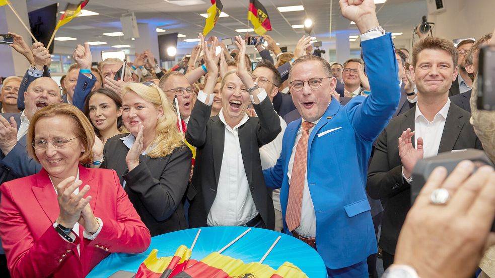 Alice Weidel (Mitte) und Tino Chrupalla (Mitte, rechts), beide AfD-Bundesvorsitzende, jubeln in der AfD-Parteizentrale bei der Prognose zur Europawahl. Foto: Joerg Carstensen/dpa