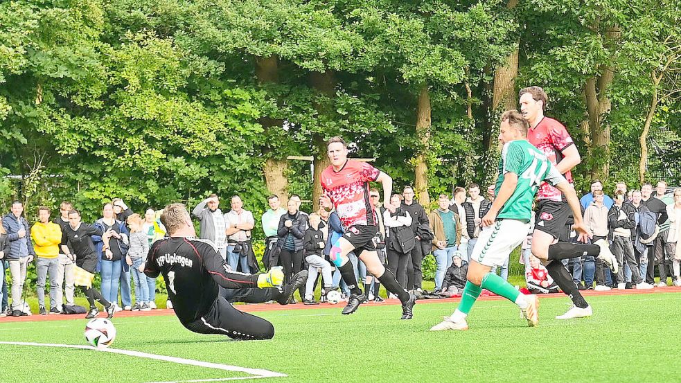 Philipp Bargfrede erzielte nach sechs Minuten die Bremer Führung. VfB-Torwart Kurt Ullmann musste kurz darauf verletzt ausgewechselt werden. Foto: Lohmann