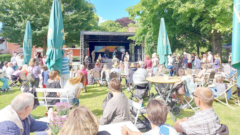 Umsonst und draußen: Der Stephansplatz als Veranstaltungsort kommt bei vielen Besuchern an. Zusammen mit dem Spielplatz und der Verbindung zum Café Einstein wird als stimmige Ergänzung des kulturellen Angebots in Emden betrachtet. Foto: Hanssen/Archiv