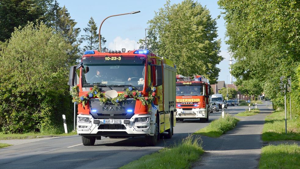 Der neue Tanklöschwagen wurde geschmückt und in einer Kolonne aus insgesamt vier Feuerwehrfahrzeugen durch Haxtum gefahren. Foto: privat