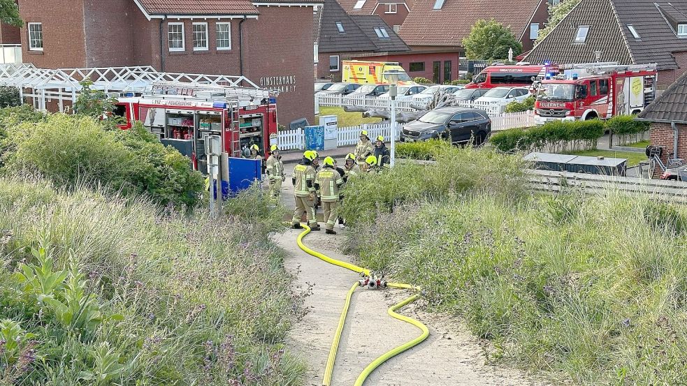 Die Feuerwehrwagen standen direkt an den Dünen. Foto: Feuerwehr