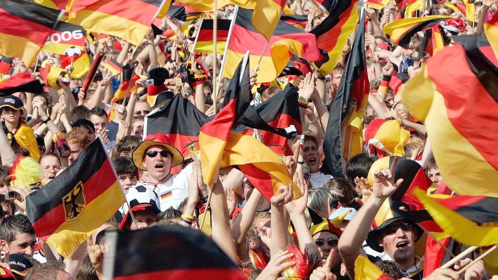 So wünscht sich das wohl jeder Veranstalter: Public Viewing – ausgelassen und friedlich wie 2006. Foto: Jensen/DPA/Archiv