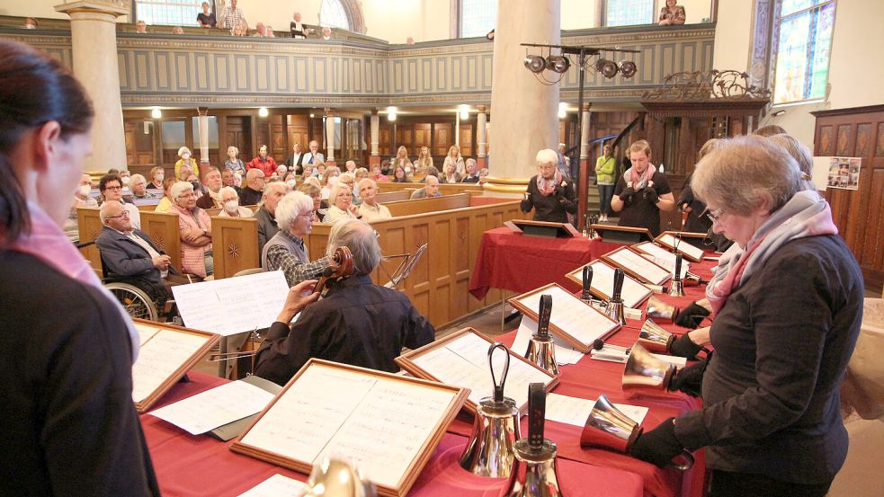 Besonderes für Ohren und Augen bot bei der Kulturnacht der Altstadtkirchen im Jahr 2022 der Handglockenchor aus Pilsum. Foto: Dübbel/Archiv