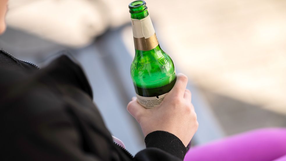 In Emden fiel ein betrunkener Mann in einen Graben. Symbolfoto: Stein/dpa