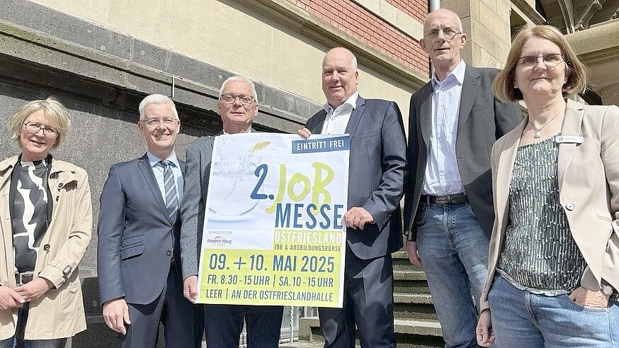 Werben für die Jobmesse (von links): Wirtschaftsförderin Andrea Sope (Landkreis Leer), Landrat Matthias Groote, Martin Vorwerk (Firma Friedrich Haug), der Leeraner Bürgermeister Claus-Peter Horst, Norbert Schulte-Lübken (Firma Friedrich Haug) und Martina Salie (Stadt Leer). Foto: Heinig