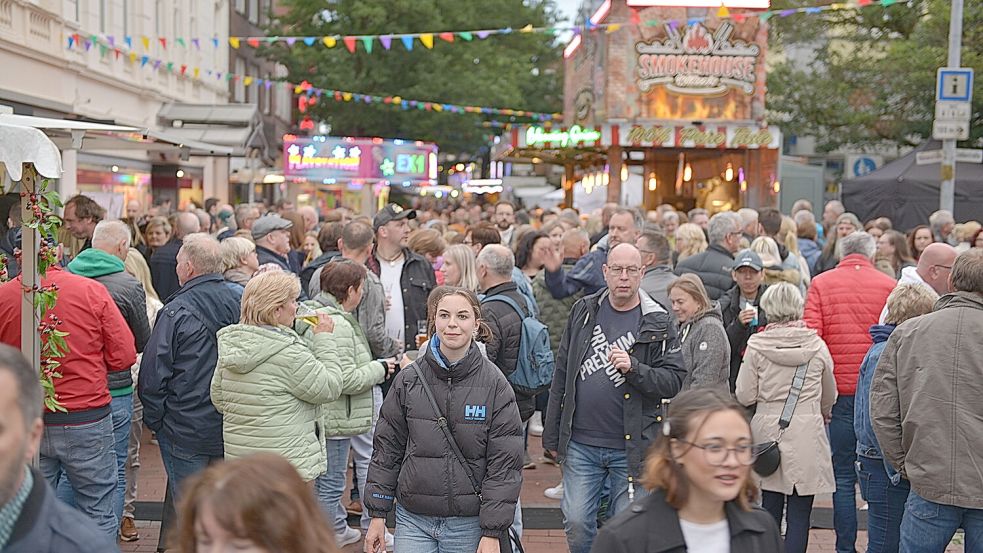 In der Leeraner Fußgängerzone war am Stadtfest-Sonnabend dichtes Gedränge. Foto: Wolters