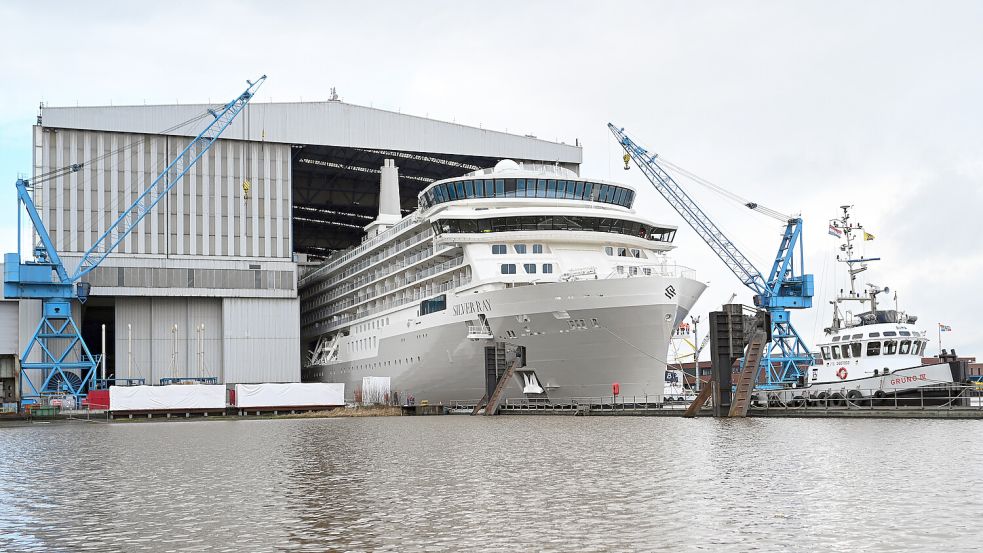 Bei der Meyer-Werft droht ein Abbau von 400 Stellen. Die Papenburger Schiffbau stehen vor einer Finanzierungslücke von 2,7 Milliarden Euro. Foto: Penning/dpa