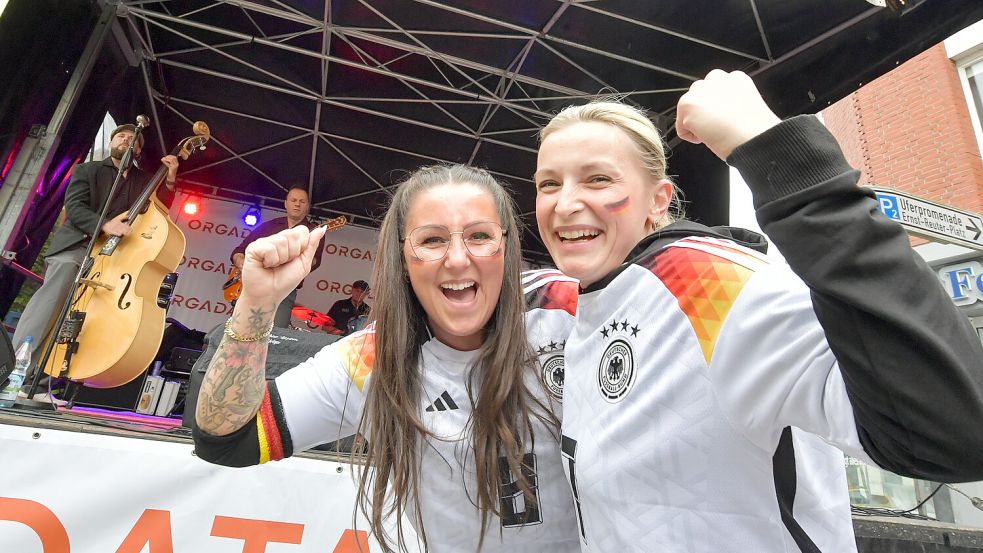 Am Freitag wurde das Stadtfest in Leer eröffnet: Natürlich durften auch Fans der deutschen Nationalmannschaft nicht fehlen. Foto: Ortgies