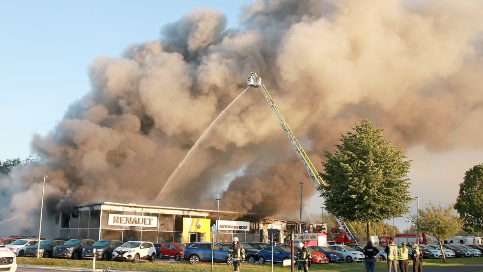 Dichter Qualm hängt am frühen Morgen über dem Wiesmoorer Ortsteil Voßbarg. Foto: Loger