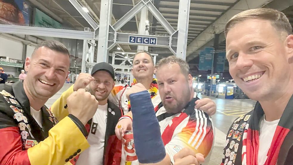 Kai Flathmann (Zweiter von rechts) hatte nach dem Spiel seinen Arm in Gips und wurde nach der Partie von seinen Kumpels (von links) Patrick, Florian, Tristan und Dennis wieder eingesammelt. Florian Kühn stammt ursprünglich aus Ostfriesland. Foto: Privat