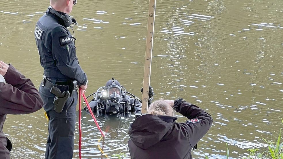 Taucher haben am Dienstag, 11. Juni 2024, die Ems durchsucht. Foto: Schlösser