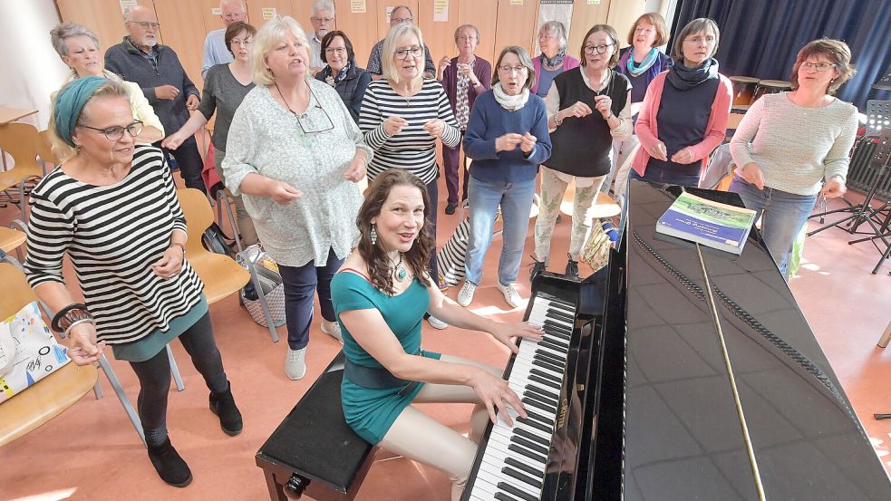 Jede Woche Dienstag proben die Mitglieder vom Chor Gaudeamus ihr Repertoire in der KGS Großefehn. Foto: Ortgies