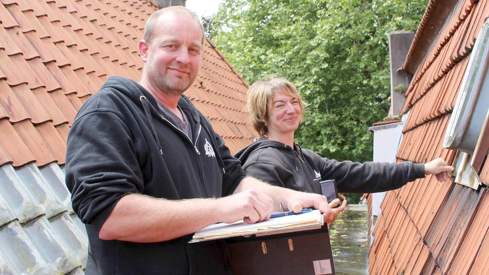 Klaus Otten und Sarah Mürmann vom Monumentendienst bei der Inspektion eines 100 Jahre alten Daches. Foto: Oltmanns