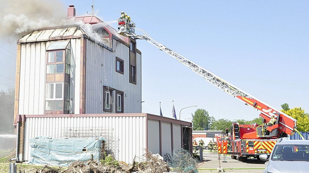 Die neue Leeraner Drehleiter war unter anderem bei einem Brand am Großen Stein im Einsatz. Foto: Wolters/Archiv