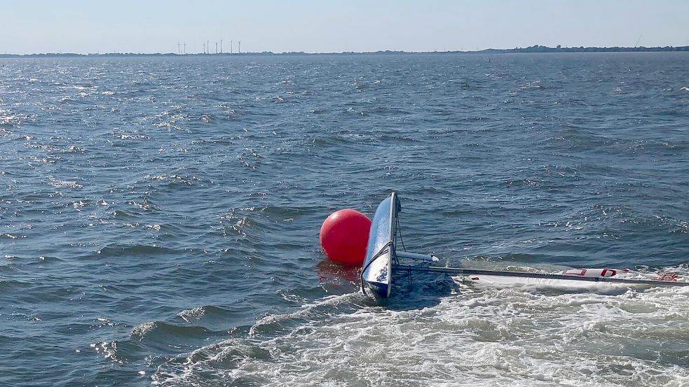 Nach der Rettung des Seglers wurde die Jolle zunächst mit einem großen roten Ankerfender als Markierung zurückgelassen. Mitglieder des Dangaster Wassersportvereins übernahmen die Bergung. Foto: „Jantje von Dangast“/Wolfgang Krug