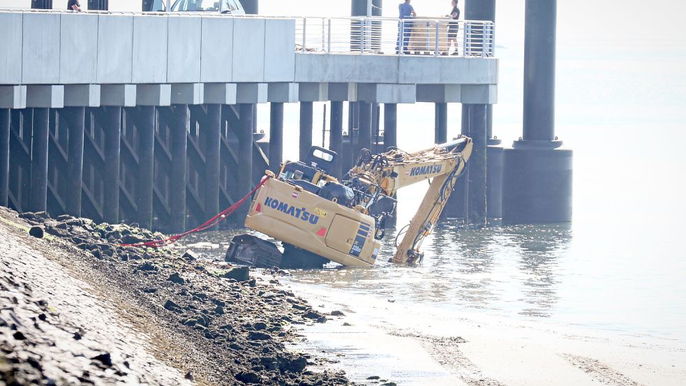 Der Bagger war in der Nähe des Fähranlegers abgerutscht. Foto: Feuerwehr Norderney