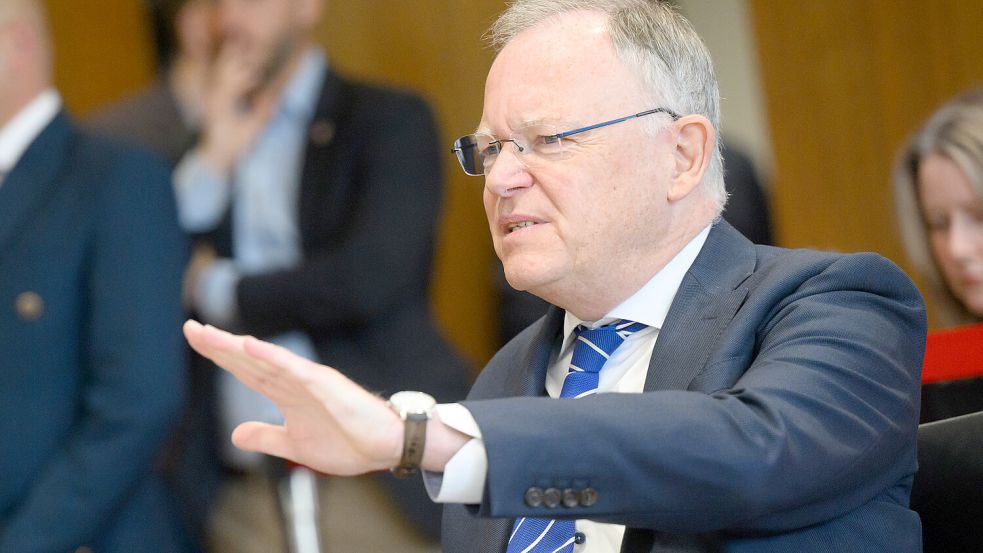 Der Niedersächsische Ministerpräsident Stephan Weil spricht im Interview über die schwierige Lage der Meyer Werft. Foto: dpa/Julian Stratenschulte