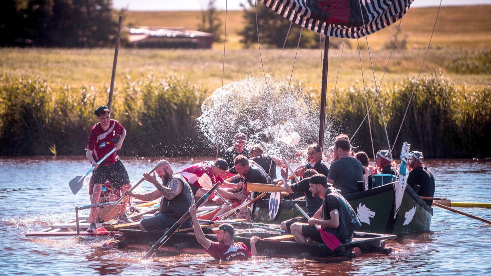 Das Badewannenrennen auf dem Wymeerster Sieltief hat Kultstatus. Foto: Cordsen/Archiv