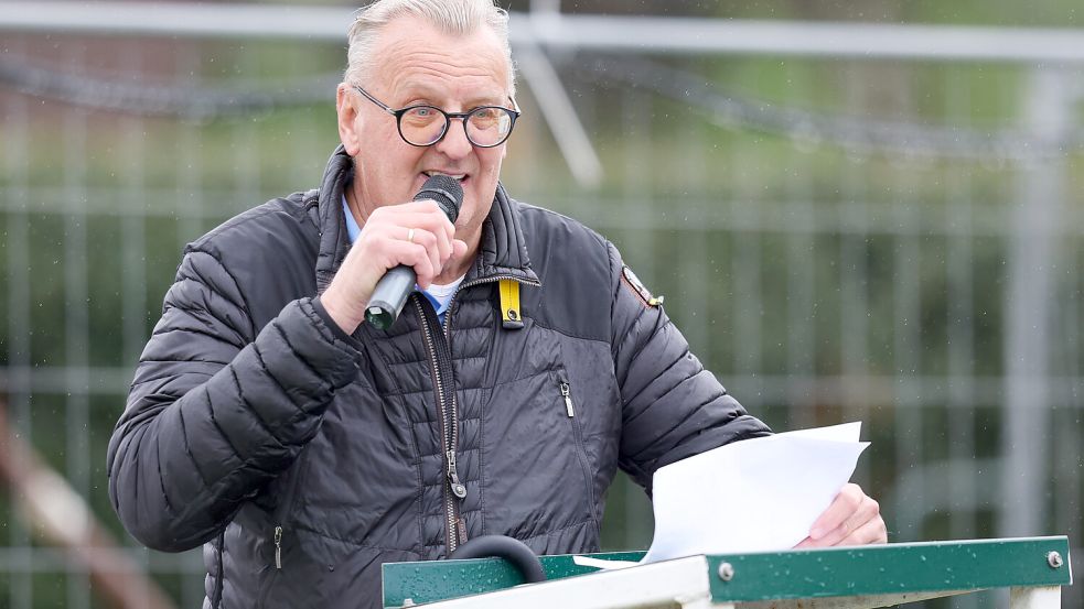 Firrels Klubchef und Stadionsprecher Johannes Poppen plant Heimspiele nicht nur klassisch für Sonntagnachmittag. Fotos: Doden, Emden