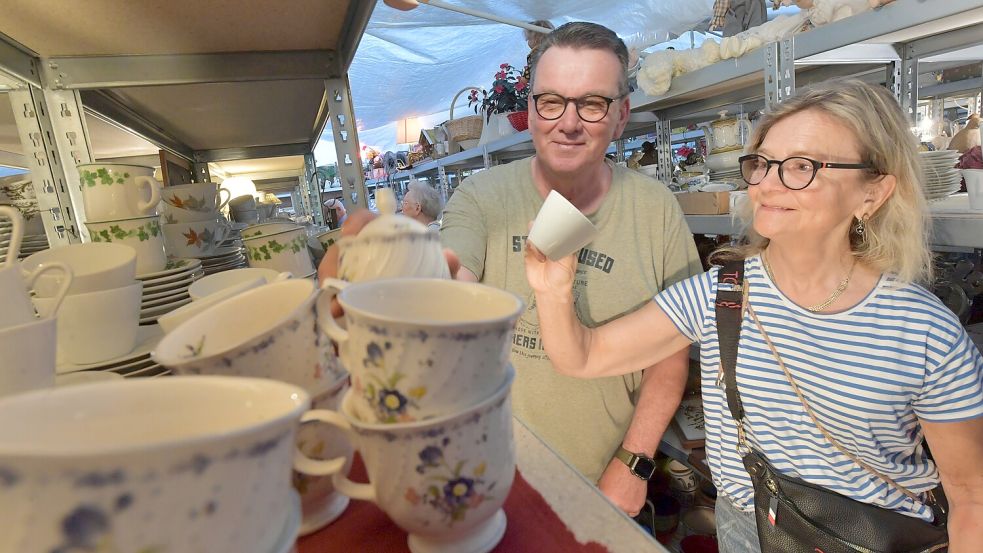 Maike und Hartmut Bents stöbern gern und haben auch ihre Feriengäste schon mit ihrer Begeisterung für die Schnäppchenjagd infiziert. Foto: Ortgies