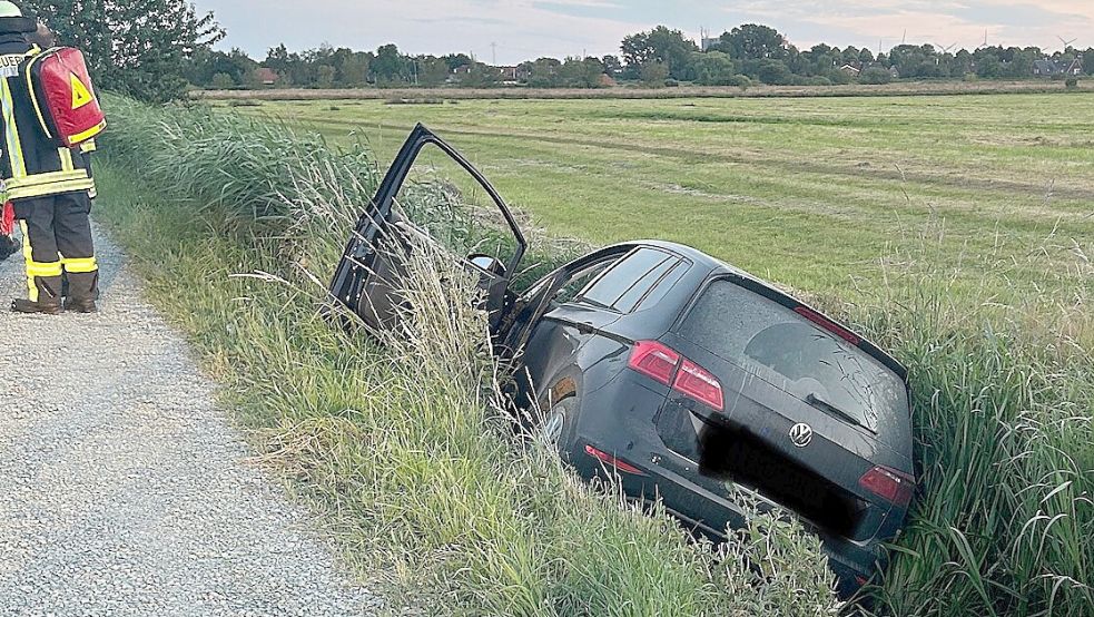 Ein Auto lag am Freitagabend im Wolthuser Hammrich im Graben. Foto: Feuerwehr