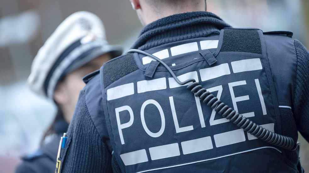 Im Zuge der Ermittlungen gegen eine Wildeshauser Großfamilie im Bereich der Clankriminalität hat die Polizei gestern in Wildeshausen erneut zwei Gebäude durchsucht.Illustration - Polizei Foto: Marijan Murat / dpa