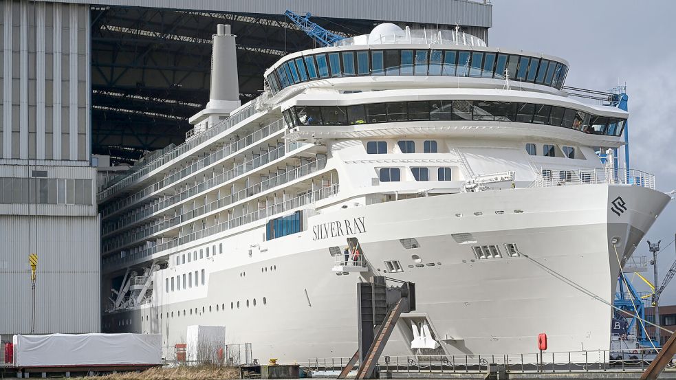 Das Kreuzfahrtschiff der Luxusklasse „Silver Ray“ verlässt das überdachte Baudock der Meyer Werft. Foto: Penning/DPA