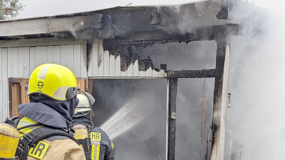 Die Einsatzkräfte löschten unter Atemschutz. Foto: Feuerwehr Weener/Joachim Rand