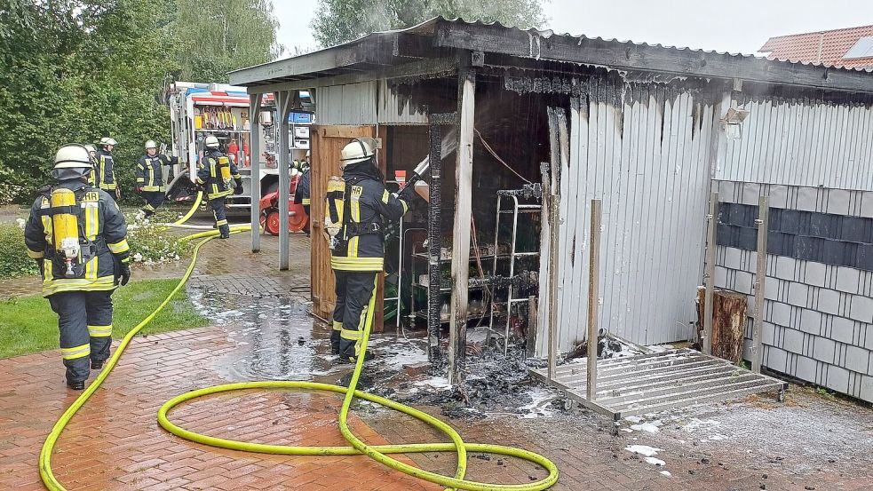 Die Einsatzkräfte konnten eine Ausbreitung des Feuers verhindern. Foto: Feuerwehr Weener/Joachim Rand