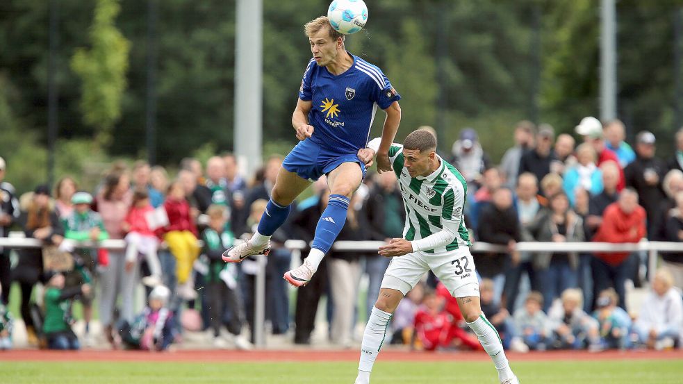 David Schiller (links) erzielte für Kickers Emden in der ersten Halbzeit das 1:0. Fotos: Pepperhowe