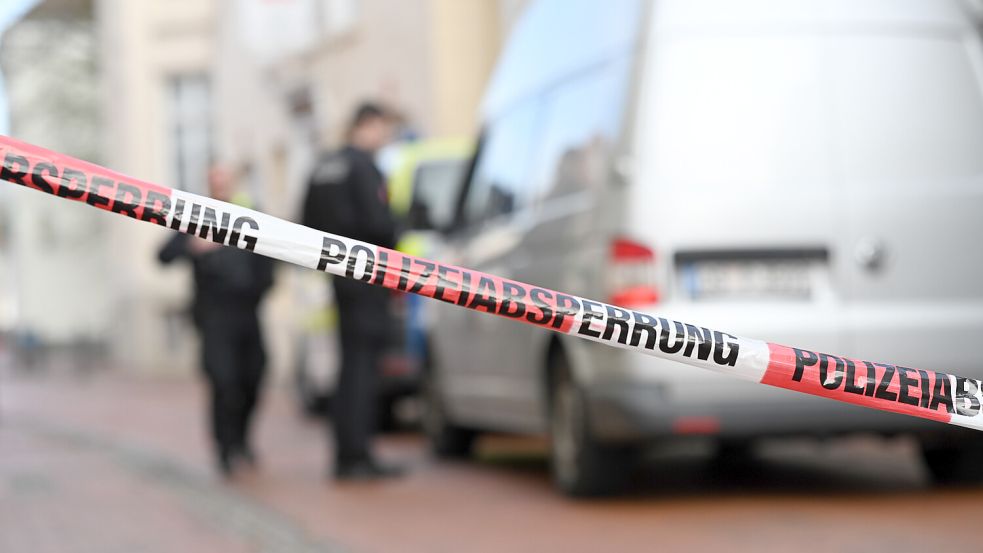 Die Spurensicherung traf an dem mit Flatterband abgesperrten Einsatzort ein. Foto: Lars Penning/dpa