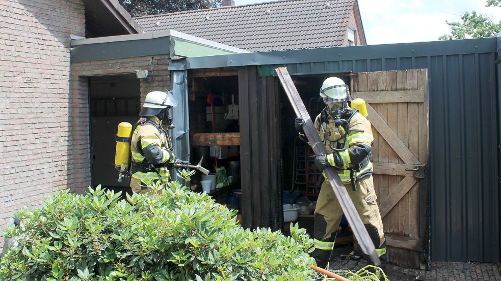 Der Schuppenbrand konnte schnell unter Kontrolle gebracht werden. Fotos: Joachim Rand/Feuerwehr