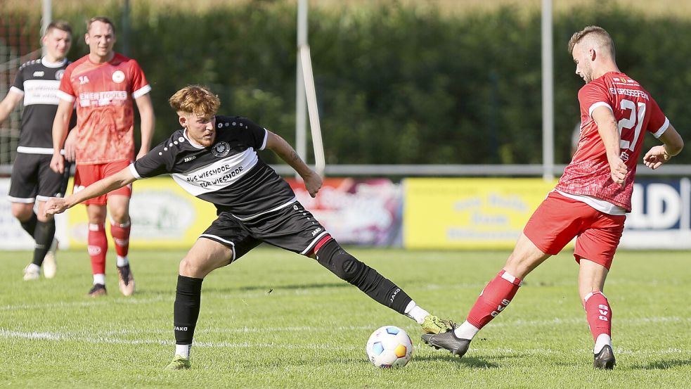 In der ersten Bezirksokalrunde steigt in Wiesmoor das Derby zwischen der heimischen Germania (links Janek Swyter) und dem SV Großefehn (rechts Tobias Hillers). Archivfoto: Doden, Emden