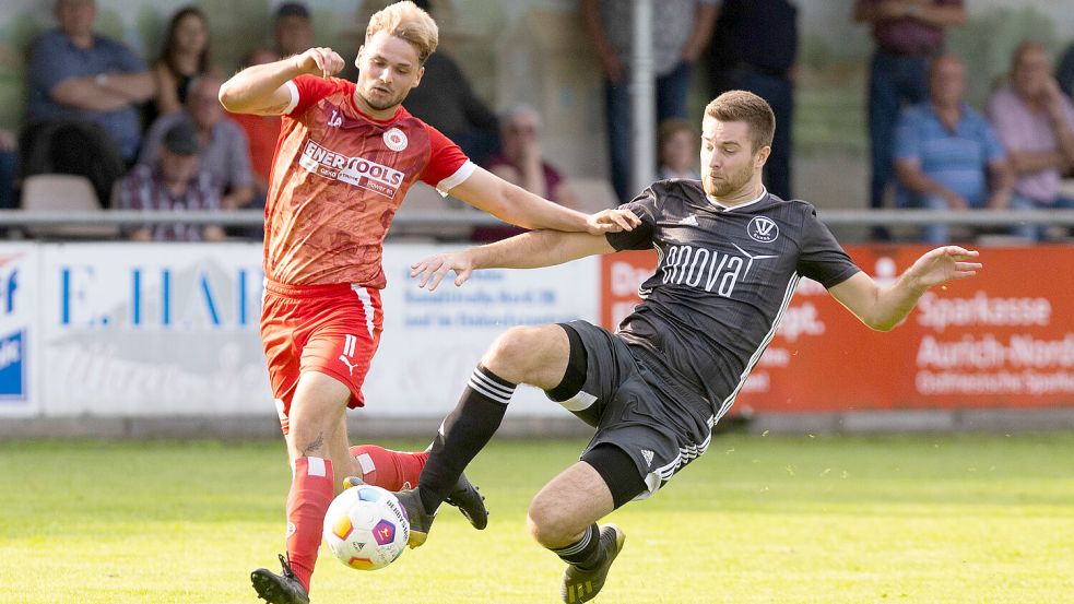 Am ersten Bezirksliga-Spieltag treffen der SV Großefehn (links Tom Böhling) und der TV Bunde (rechts Renke Haken) aufeinander. Foto: Doden, Emden