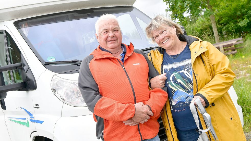 Uwe und Regina Schumacher machen auf dem Rückweg von Schweden in den Schwarzwald ein paar Tage in Greetsiel Halt. Fotos: Wagenaar