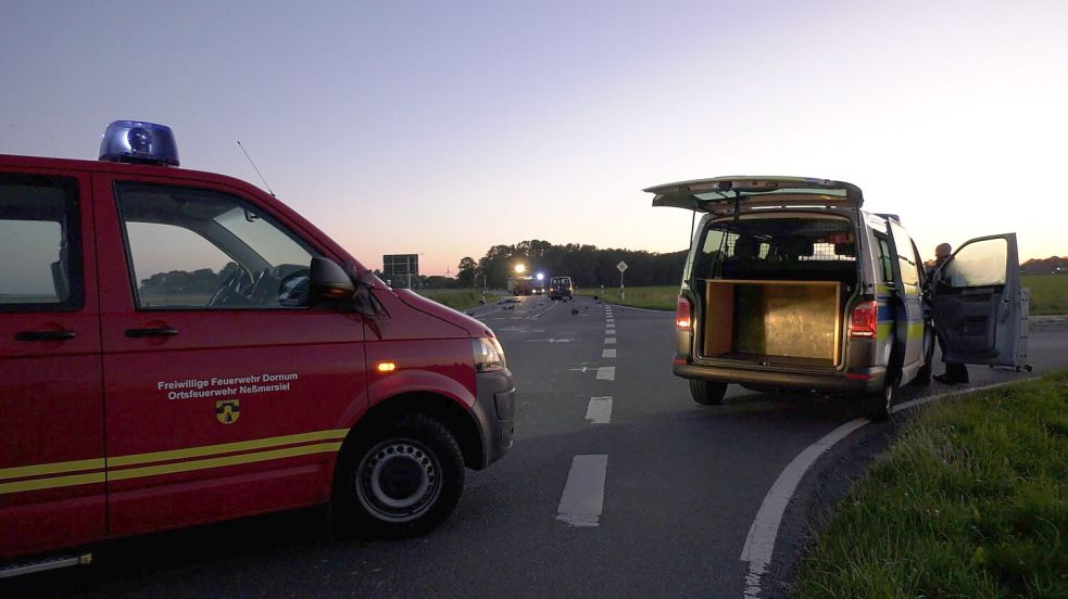 Polizei und Feuerwehr waren bei dem Unfall im Einsatz. Foto: Ostfriesen.tv