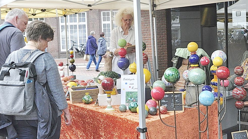 Buntes und Schönes konnte beim Töpfermarkt gekauft werden. Foto: Wolters