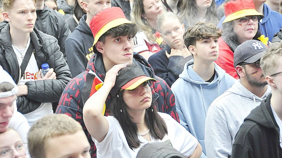 Die Enttäuschung stand den Menschen beim Public Viewing in Leer ins Gesicht geschrieben, als das Spiel 1:2 für Spanien abgepfiffen wurde. Foto: Wolters