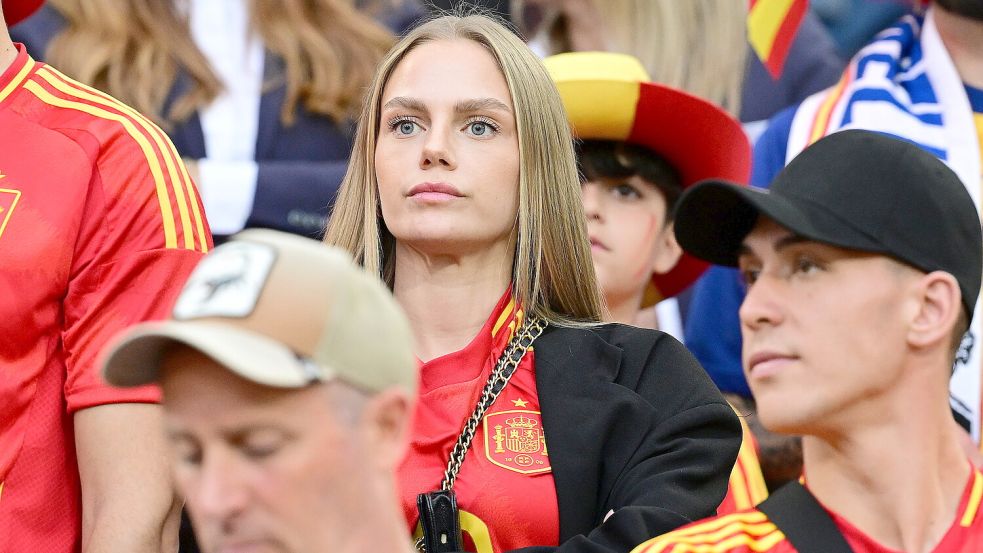 Auch an diesem Freitag dürfte Laura „Abla“ Schmitt wieder im Spanien-Trikot im Stadion sein – als Unterstützerin ihres Freundes. Foto: Witters