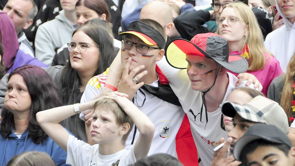 Der Jubel war groß, bevor die Tränen flossen: Hier sind die besten Bilder vom Public Viewing in Leer. Foto: Wolters