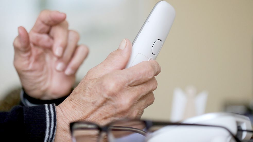 Ein Norder hat einen Telefonanruf von einem angeblichen Bankmitarbeiter bekommen. Weil er die Nummer kannte, wurde er nicht stutzig. Symbolbild: Roland Weihrauch/dpa