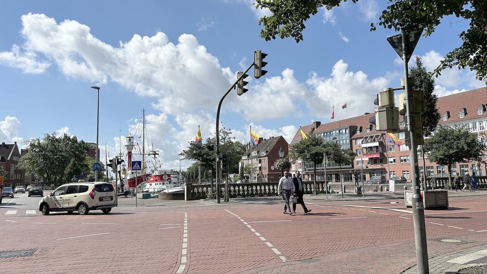 Fehlt hier noch ein Fußgängerüberweg? Bislang laufen Passanten zwischen Delft und Stadtgarten noch ohne Ampel oder Zebra über die Straße. Foto: Schuurman