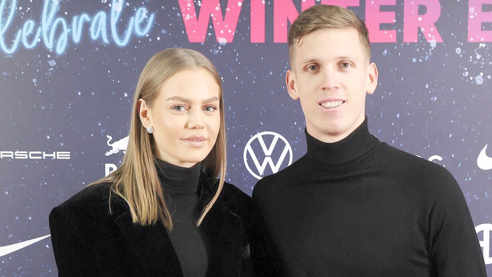 Laura Schmitt und Dani Olmo zeigen sich als glückliches Paar. Dieses Foto wurde im Dezember 2023 bei der Weihnachtsfeier von Fußball-Bundesligist RB Leipzig, bei dem Olmo unter Vertrag steht, aufgenommen. Foto: Imago